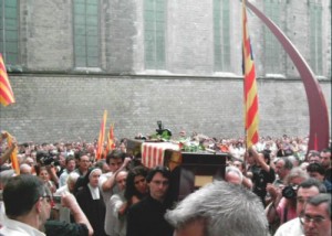 El seguici duu el fèretre al Memorial 1714