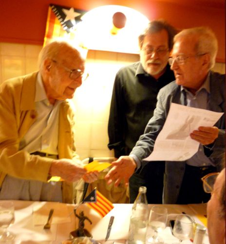 guardo N'Argemí, en nom de la PLataforma Sobirania i República, lliurant-li al president Barrera el guardó "El més petit de tots"