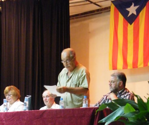taula1 D'esquerra a dreta: Nati Muñoz-Espinalt, Josep Planchart, Agustí Barrera dempeus fent el seu discurs i Pep Musté