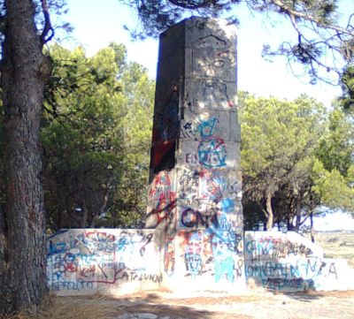 collm1 Els diputats "tarragonins" es fan l'orni i el monòlit roman
