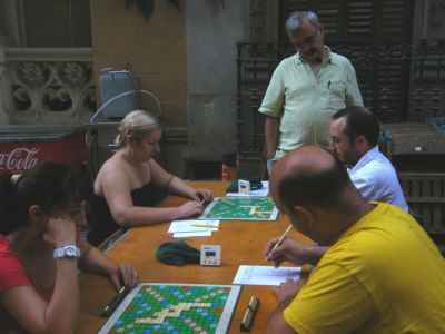 scr2 la Mari s'enfronta al Miquel Àngel; l'àrbitre, el Pep Vinyals, observa